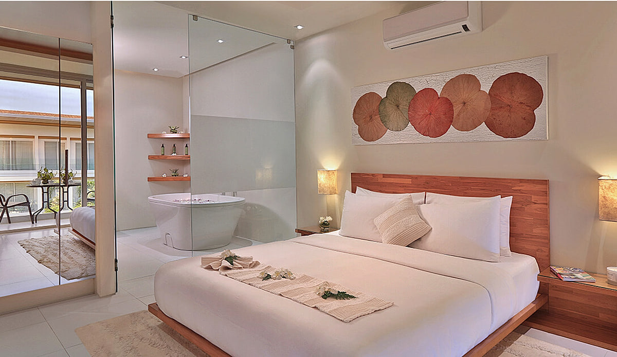 Suite bedroom with bathtub